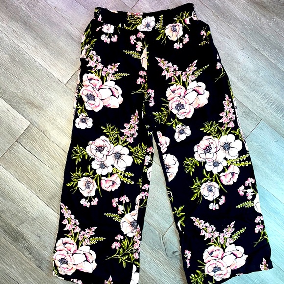 Wide leg floral pants with stretch on the backs. Plus pockets - Picture 2 of 9